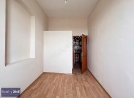 R-one Galatada Yüksek Tavanlı Metroya Yakın 2+1 Kiralık Ofis-eng