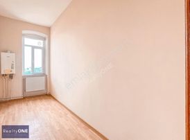 R-one Galatada Yüksek Tavanlı Metroya Yakın 2+1 Kiralık Ofis-eng