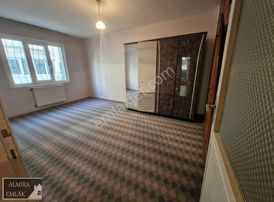 İnönü Cad, Bir Üst Sokağında 3+1 135m2 Ara Kat Köşe Daire