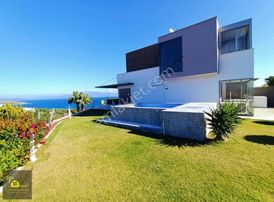 Çeşme'de Ful Deniz Manzaralı Satılık 4+1 Villa