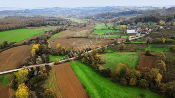 4021+ 868 M2 İki Adet Yan Yana Kadastro Yolları Mevcut 4889 M2