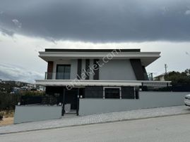 Kuşadası Kadınlardenizi Mahallesinde Köşe Konum Özel Havuzlu Sıfır Lüx 5+1 Triplex Villa