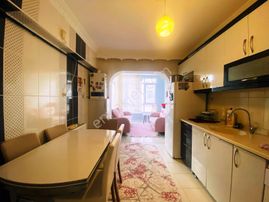 İmir Emlak'tan Güney Cephe 1.kat Ön Cephe Ebeveyn Banyolu Yapılı