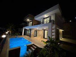 Kuşadası Merkezde Satılık 4+1 Full Deniz Manzaralı Özel Havuzlu