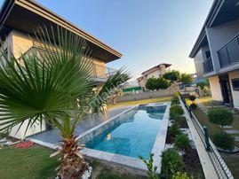 Kuşadası Güzelcamlıda Satılı Lüks Fillalar