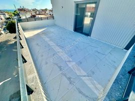 ꧁akçay Ay Emlak'tan꧂altınkum'da Denize Sadece 100 Mt Manzaralı Teraslı Satılık 3+1 Dublex Daire