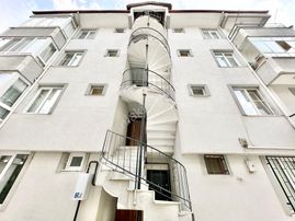 ꧁akçay Ay Emlak'tan꧂altınkum'da Kombili Ayrı Mutfak Ön Cephe Masrafsız 2+1 Satılık Daire