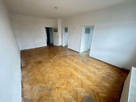 Taner'den Dikmen Sokullu Çelikkale Sokak'ta 3+1 Orta Kat Kombili