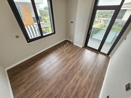 Eu Gayrimenkulden Balıkesir Edremit Gürede Havuzlu Sitede Denize Yakın 3+1 Villa