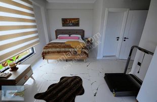 Karasu Çarşı Merkezde Müstakil Bahçeli 3+1 Cam Balkonlu Ev