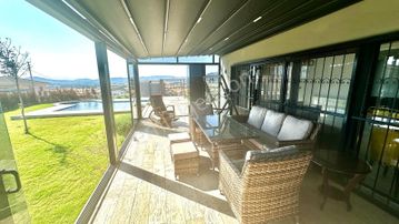 Foça Gerenköy 'de Havuzlu Müstakil Satılık Villa