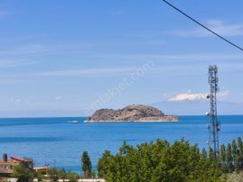 Akdamar Adası Karşısında Satılık İki Katlı Villa