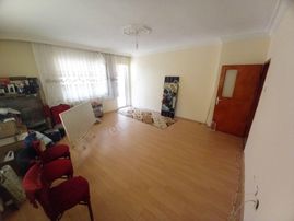 Elif Gayrimenkul Den Çok Güzel Lokasyonda Ara Katta Geniş Cadde Cepheli3+1 Daire