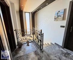 Kuşadası'nda Çift Havuzlu Tam Müstakil Satılık Villa