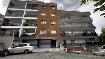 Kuşadası İkiçeşmelik Mh. Çimen Ada Sitesinde Kiralık 2+1