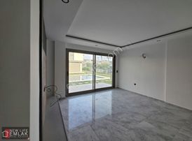 Kuşadası Soğucak'ta Yolun Deniz Tarafında Havuzlu Sitede Villa