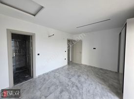 Kuşadası Soğucak'ta Yolun Deniz Tarafında Havuzlu Sitede Villa