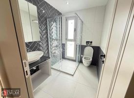 Kuşadası Merkezde Havuzlu Sitede Deniz Manzaralı Satılık Daire