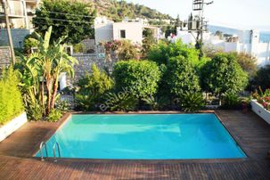 Bodrum Kumbahçe'de Havuzlu Site İçi Satılık Deniz Manzaralı Daire