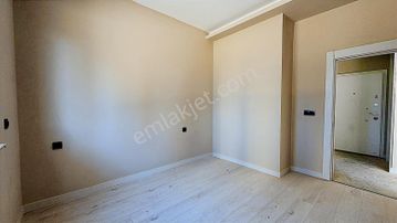 Altıntaşta Havuzlu Sitede 40lık Yola Yakın 1+1 Satılık Daire