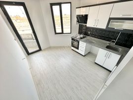 ⭐akçay Ay Emlak'tan⭐altınkumda Ayrı Mutfak Ön Cephe Ebeveyn Banyolu Ara Kat Satılık 2+1 Daire