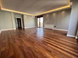 Erenköy'de Bağdat Caddesine Yakın Geniş Mutfaklı 130m² Net 3+1 Boş