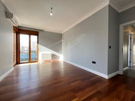 Erenköy'de Bağdat Caddesine Yakın Geniş Mutfaklı 130m² Net 3+1 Boş