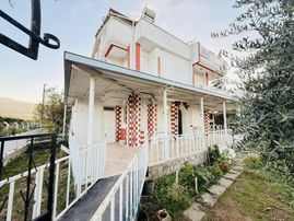 Kuşadası Davutlar Sahilinde Satılık 3+1 Geniş Bahçeli Yazlık