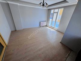 Esenyurt Pınar Mahallesi Arakat Köşe Balkonlu 10 Yıllık 2+1