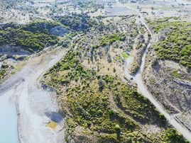 Karaburun Eğlenhoca Köyünde Baraj Manzaralı Fırsat Arazi