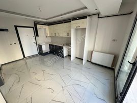 Zeki Emlak'tan Muradiye'de 1+1 Otoparklı, Ara Kat Satılık Daire