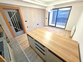 Aygül'den Akçay'da Keyifli Oturumuyla Şık Tasarımlı Denize Yakın Mesafede Ara Kat 1+1 Satılık Daire