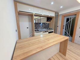 Aygül'den Akçay'da Keyifli Oturumuyla Şık Tasarımlı Denize Yakın Mesafede Ara Kat 1+1 Satılık Daire