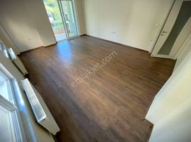 Akçay Merkez'de Aygül Ayrıcalığıyla 8 Yaşında Doğalgaz Kombili Geniş Çift Balkonlu 2+1 Satılık Daire