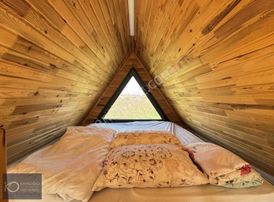 Foçaköyün Eteklerinde Hazır Kurulu Bungalovlu Elektirik-su Hazır