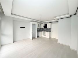 Tramvayın Altında Ara Katta Geniş 1+1 Kiralık Daire