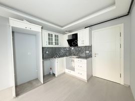 Tramvayın Altında Ara Katta Geniş 1+1 Kiralık Daire