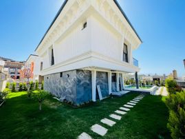 Geceyi Aydınlatan Satılık Villa