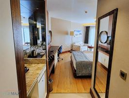 Kusadası Merkezde Havuzlu Sıtede Esyalı Denız Manzaralı