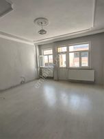Akçay Emlak'tan Akşehir Yarenler Mahallesinde Doğalgazlı Bakımlı 2. Kat Kiralık 2+1 Daire