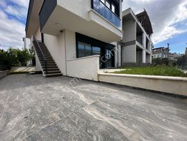 ꧁akçay Ay Emlaktan꧂burhaniye İskele'de Denize Sadece 100 M Bahçe Kullanımlı Satılık 2+1 Daire