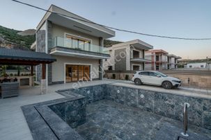 Özel Havuzlu Ve Geniş Bahçeli Tek Müstakil Villa