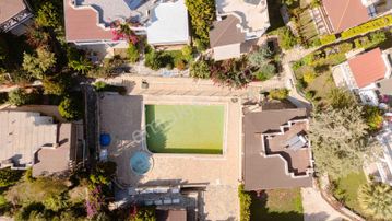 Bodrum Adabükü Çamlık Sitesi'nde Doğa Manzaralı Dubleks