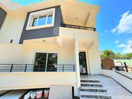 ▶ ▶akçay Körfez'den Güre'de Bahçeli Doğa Manzaralı Ön Cephe Sıfır Satılık 2+1 Daire