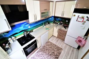 Tek Yetkili Aygül'den Akçay'da Ön Cephe Ful Eşyalı Geniş Balkonlu Doğalgaz Kombili 2+1 Satılık Daire