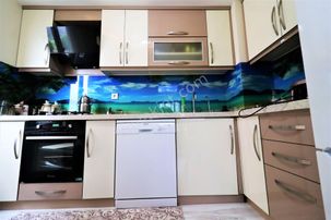 Tek Yetkili Aygül'den Akçay'da Ön Cephe Ful Eşyalı Geniş Balkonlu Doğalgaz Kombili 2+1 Satılık Daire