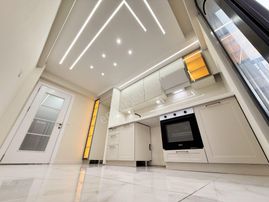 Utku'dan Akçay'da Muhteşem Tasarımlı Denize 200 Metre 3+1 Daire