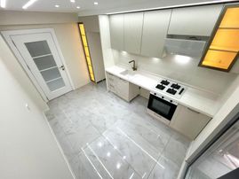 Aygül'den Akçay'da Merkezi Lokasyonda Özel Mimari Tasarım Ayrı Mutfak Çift Banyolu 3+1 Satılık Daire