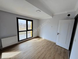 Çorlunun Emlaklarda 1+1 Sıfır Daire Çift Balkon Yol Cephe