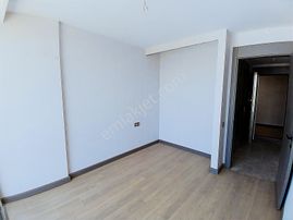 Remax Elmadan Merkezi Konumda İpektaş Cadde Sitesinde 1+1